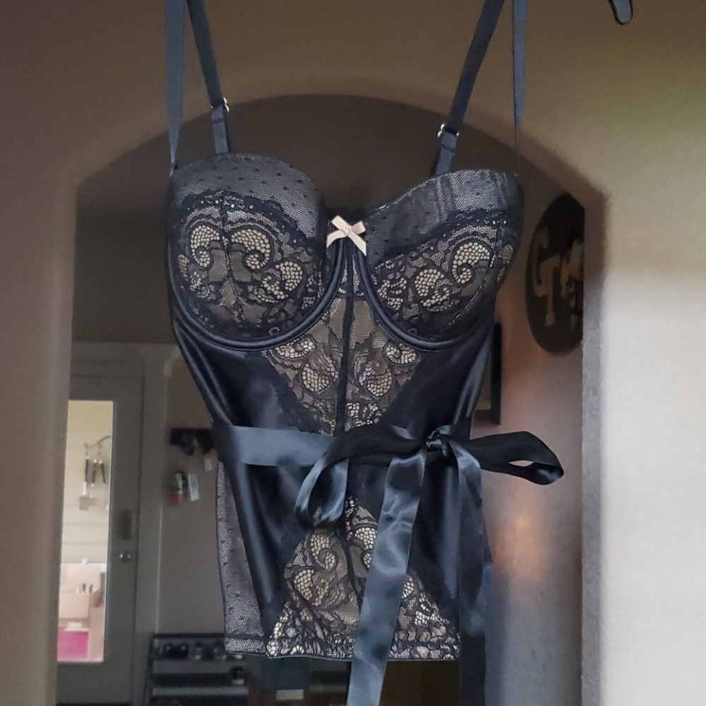 Black lace corset 32D